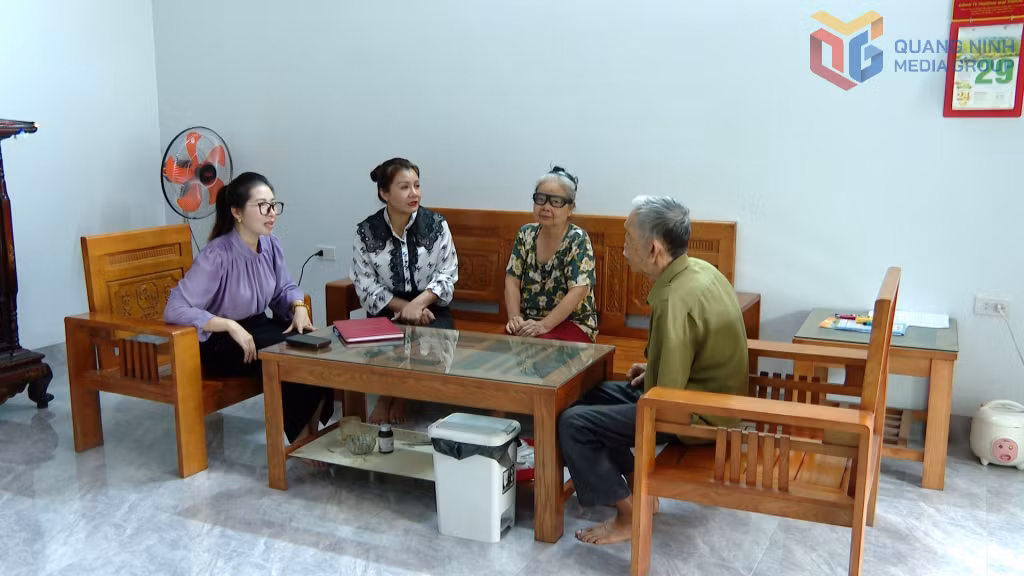 Gia đình ông Lê Văn Nhân ở khu Hải Sơn 1, phường Cẩm Phả, trong ngôi nhà mới được xây dựng từ sự hỗ trợ của phường.