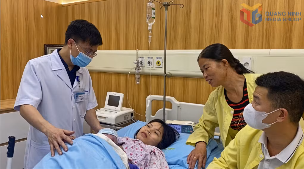 Bác sĩ Bệnh viện Sản nhi Quảng Ninh khám sức khỏe cho phụ nữ sau sinh.