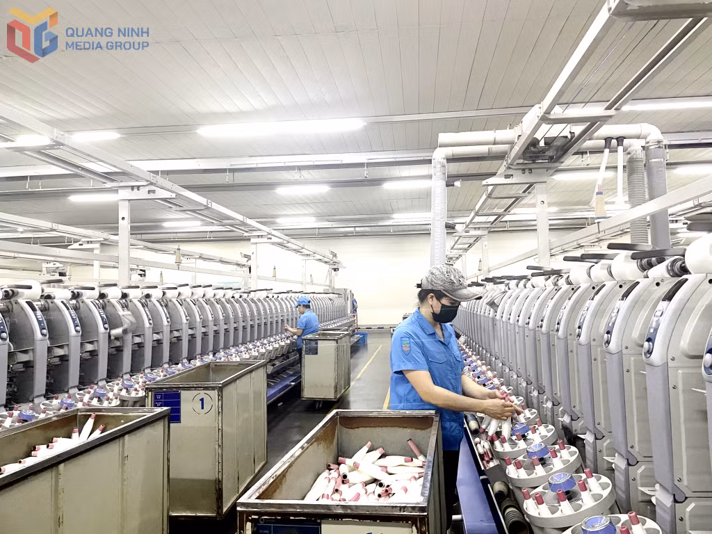 Sản xuất sợi tại Công ty TNHH Texhong Ngân Hà (KCN Hải Hà).