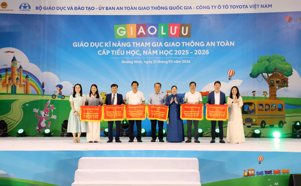 Ban Tổ chức trao cờ lưu niệm cho các đội thi góp mặt tại chương trình.
