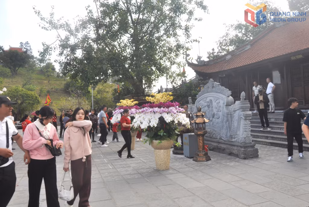 Hoa lan được trang trí tại khu vực đền Trung, khu di tích đền Cửa Ông.