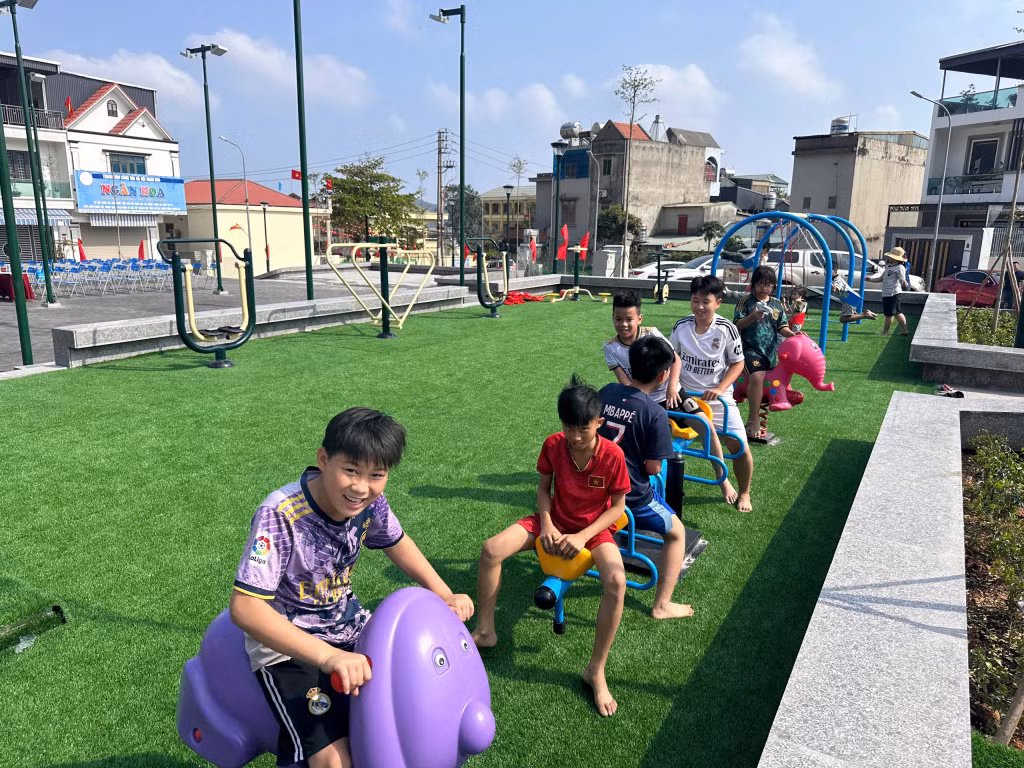 Thiếu niên, nhi đồng khu phố Cẩm Thành 2A và Cẩm Thành 2B vui chơi tại Khu sinh hoạt cộng đồng mới được khánh thành