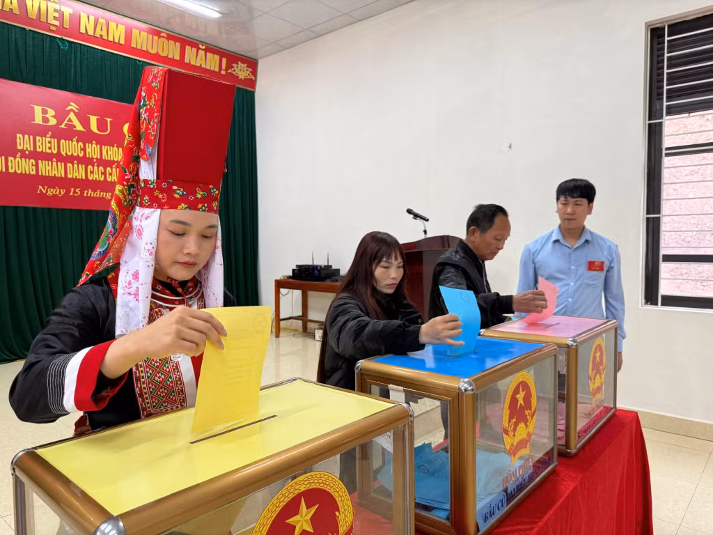 Cử tri bỏ phiếu tại Khu vực bỏ phiếu số 1, xã Tiên Yên, sáng ngày 15/3.