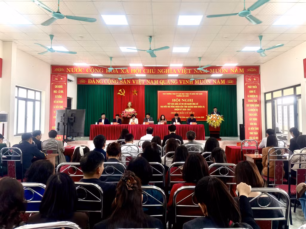 Các ứng cử viên đại biểu HĐND tỉnh Quảng Ninh khóa XV, nhiệm kỳ 2026 - 2031 thuộc đơn vị bầu cử số 5 tiếp xúc cử tri tại phường Bãi Cháy.