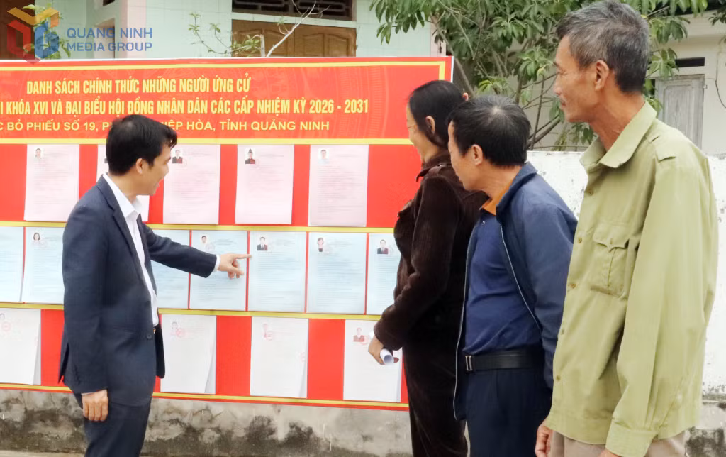 Ứng cử viên đại biểu HĐND phường Hiệp Hoà giới thiệu thông tin của các ứng cử viên tới cử tri khu vực bỏ phiếu số 19.