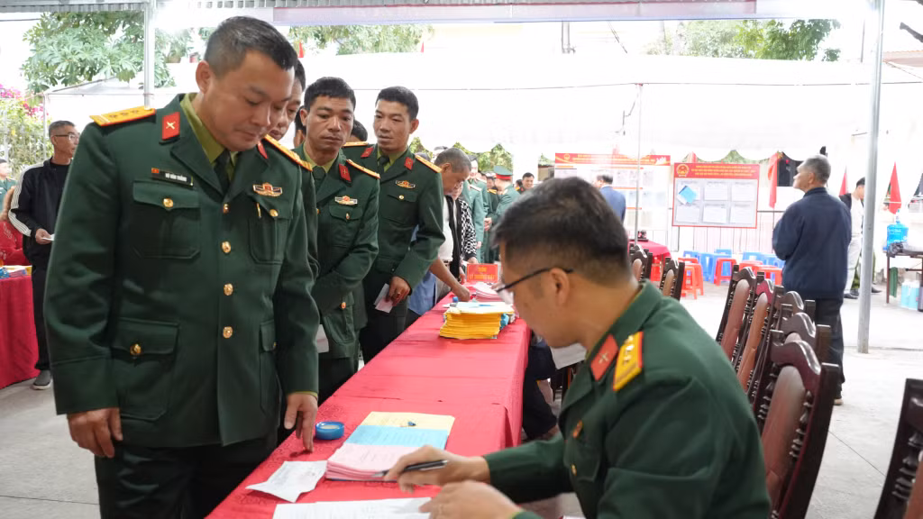 Các cử tri là lãnh đạo Đoàn xếp hàng đợi phát phiếu bầu cử.