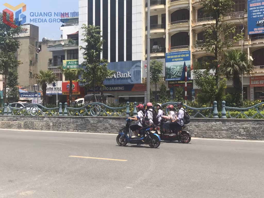 Vẫn còn nhiều học sinh điều khiển phương tiện tham gia giao thông dàn hàng 2, hàng 3 ra đường. Ảnh chụp tại phường Hạ Long ngày 27/3.