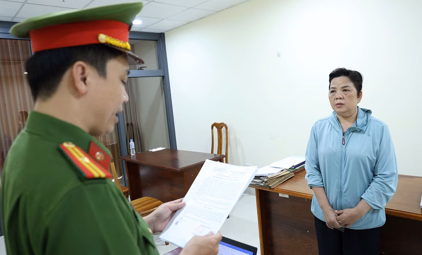 Phòng Cảnh sát kinh tế Công an tỉnh tống đạt các quyết định và lệnh cấm đi khỏi nơi cư trú đối vơi bị can Nguyễn Thị Mỹ Cơ. Ảnh: Vũ Tiến