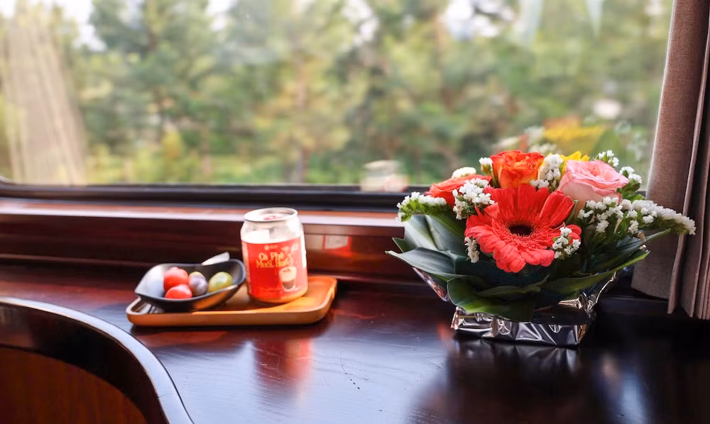 Thức ăn, nước uống phục vụ hành khách.