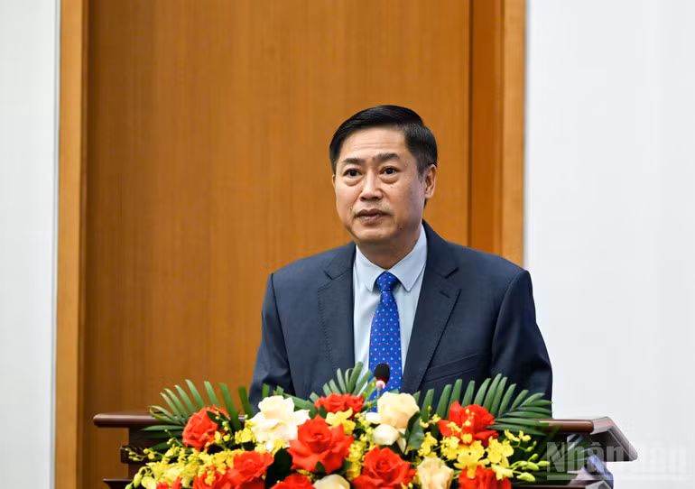 Chủ nhiệm Ủy ban Công tác đại biểu, Ủy viên Hội đồng Bầu cử Quốc gia Nguyễn Hữu Đông báo cáo kết quả cuộc bầu cử đại biểu Quốc hội khóa XVI và đại biểu Hội đồng nhân dân các cấp nhiệm kỳ 2026-2031. (Ảnh: DUY LINH)
