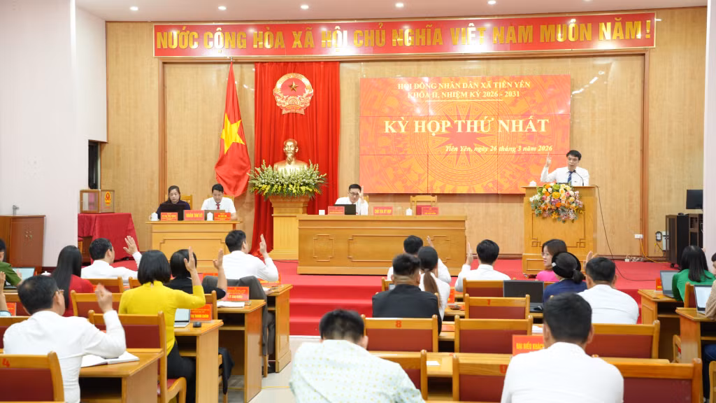 Đại biểu HĐND xã biểu quyết thông qua danh sách bầu Chủ tịch HĐND xã khóa II, nhiệm kỳ 2026-2031.