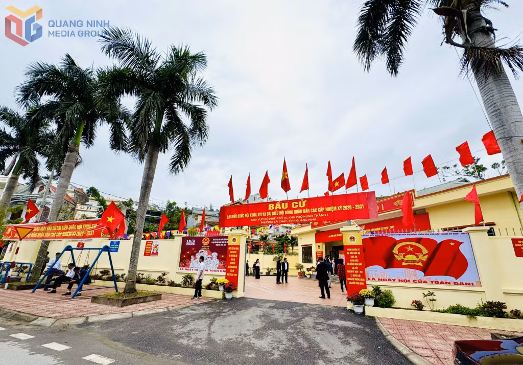 Các khu vực bầu cử được trang hoàng rực rỡ cờ hoa, sẵn sàng cho ngày bầu cử. (Trong ảnh: Khu vực bỏ phiếu số 14, khu phố Hùng Thắng 1, phường Bãi Cháy). Ảnh: Mạnh Trường