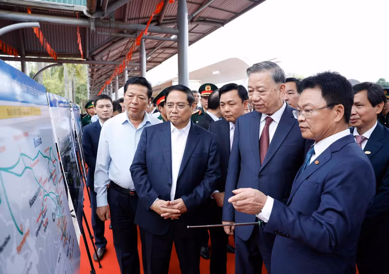 Tổng Bí thư Tô Lâm, Thủ tướng Phạm Minh Chính và đoàn công tác Trung ương kiểm tra thực địa tại ga Đồng Đăng. (Ảnh: Thống Nhất/TTXVN)