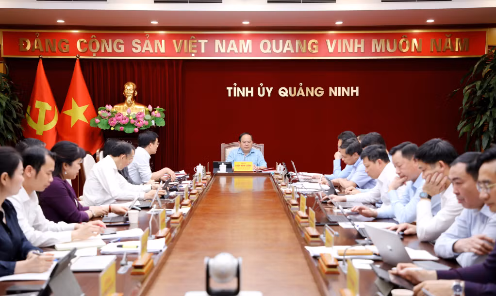 DDồng chí Quản Minh Cường, Ủy viên Trung ương Đảng, Bí thư Tỉnh ủy, Trưởng Đoàn ĐBQH tỉnh chủ trì hội nghị giao ban Thường trực Tỉnh ủy.
