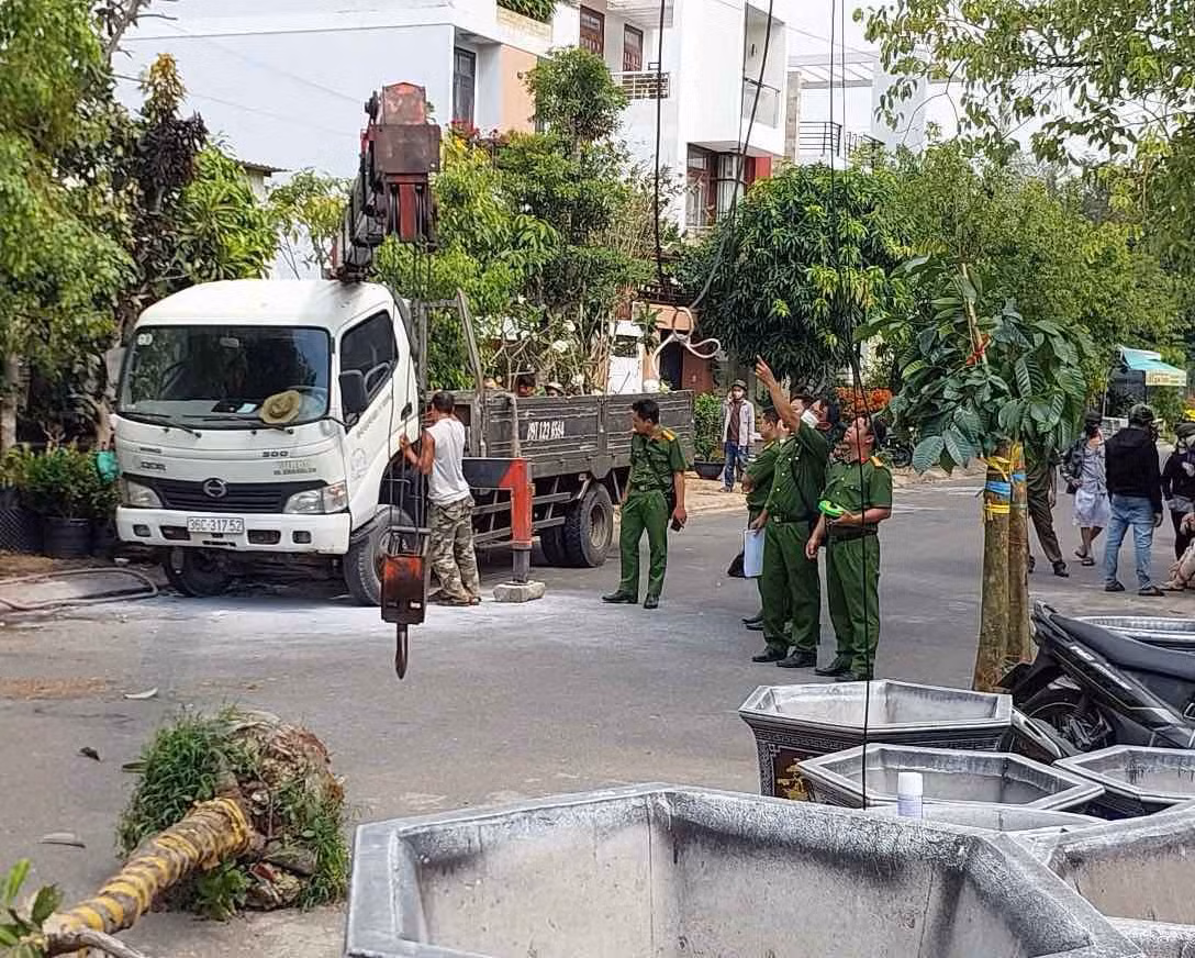 Công an đến điều tra vụ việc. Ảnh: Duy Tuấn