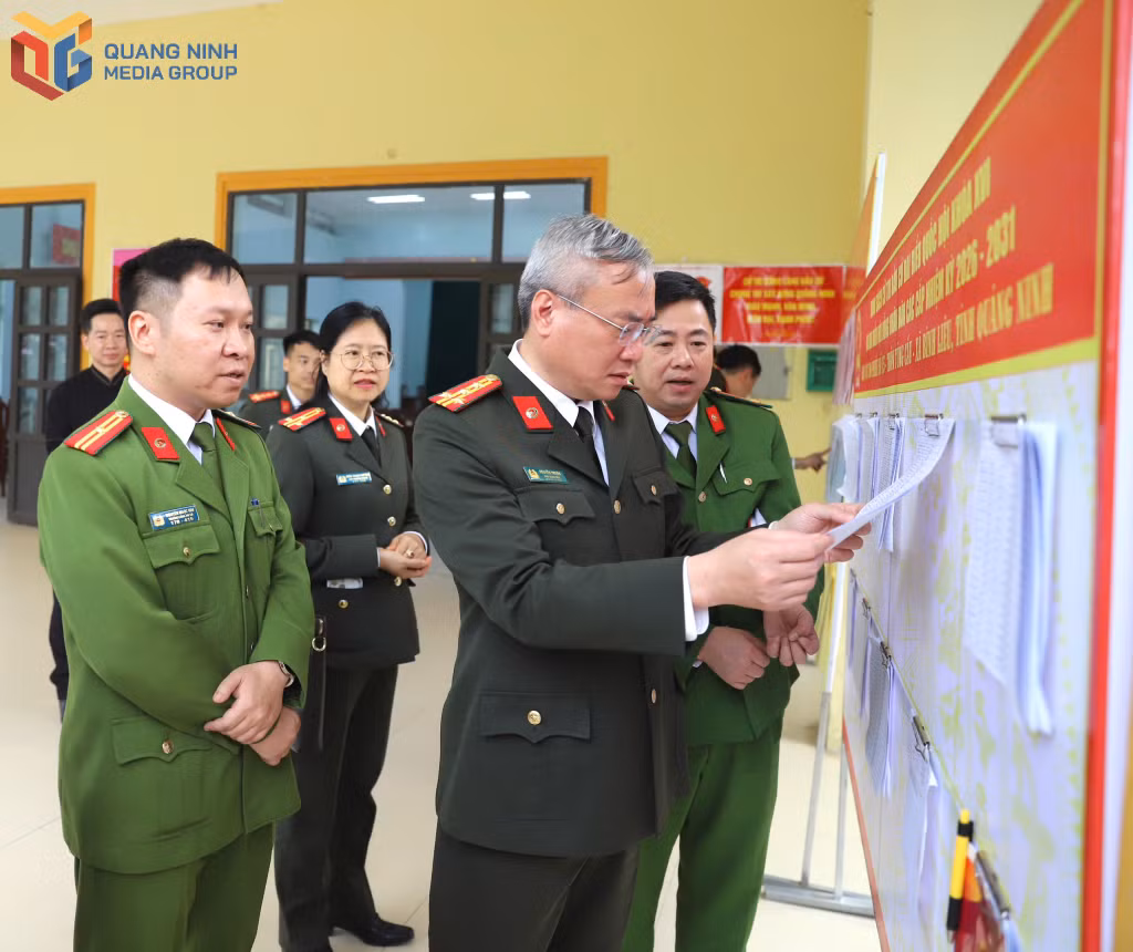 Đại tá Nguyễn Thuận, Phó Giám đốc Công an tỉnh, kiểm tra công tác đảm bảo ANTT và di biến động của cử tri tại xã Bình Liêu.