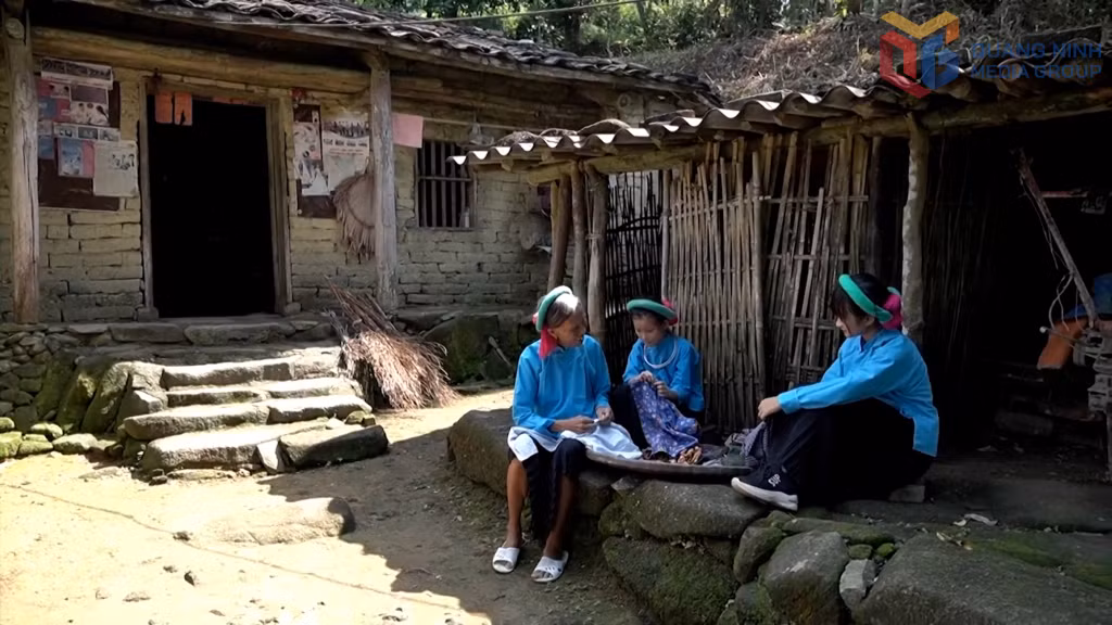 Bà Nình Móc Màu (ngoài cùng bên trái) truyền dạy nghệ thuật may trang phục truyền thống cho con cháu mình.
