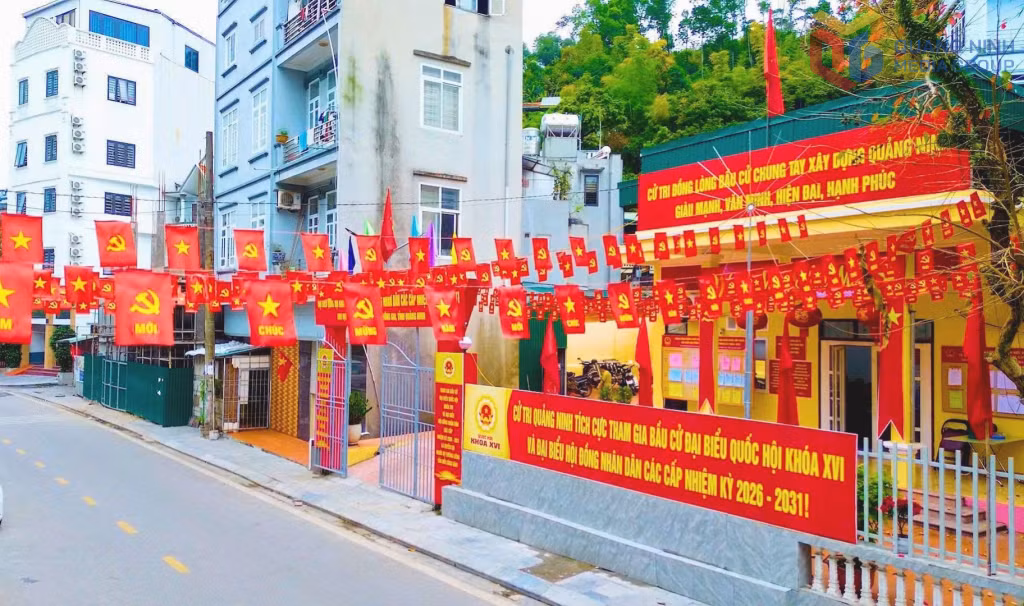 Ở khu vực nhà văn hoá các thôn, khu trên khắp địa bàn tỉnh - nơi cử tri sẽ bỏ những lá phiếu gửi gắm niềm tin, kỳ vọng, công tác trang trí khánh tiết, trang hoàng cảnh quan cũng đã hoàn thành.