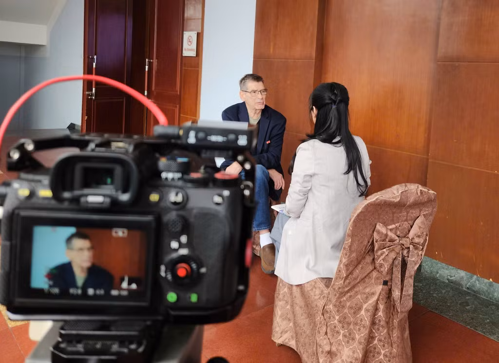 Nhà thơ Bruce Weigl chia sẻ với phóng viên Báo và PTTH Quảng Ninh.