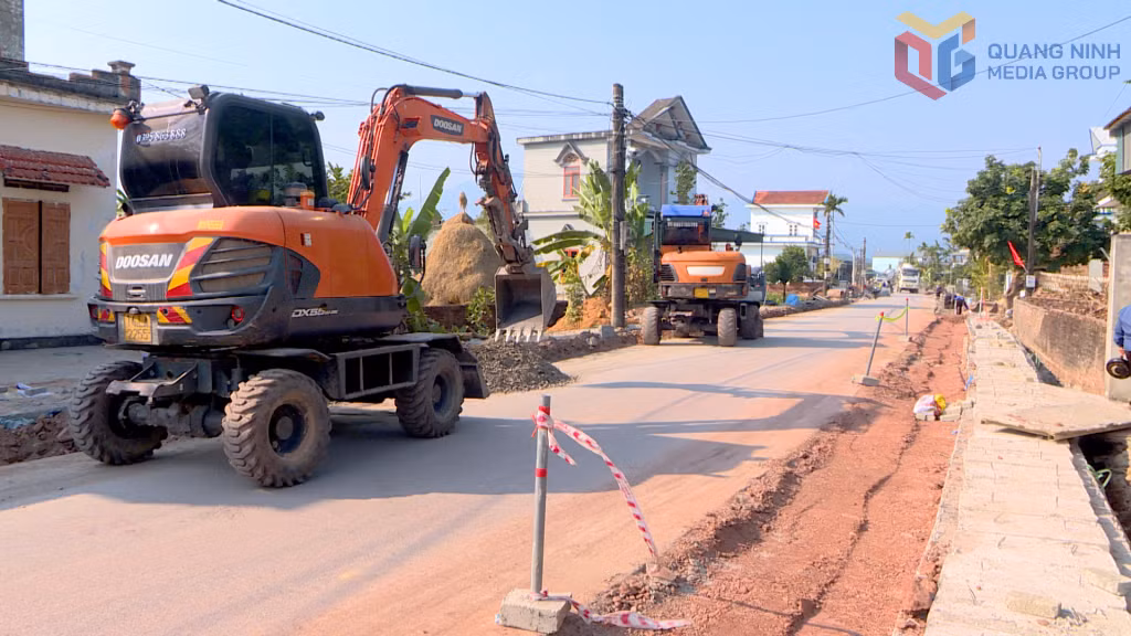 Tuyến đường chân cầu vượt Trung Sơn - Trạm Y tế xã Quảng Tân đang được nâng cấp đồng bộ.