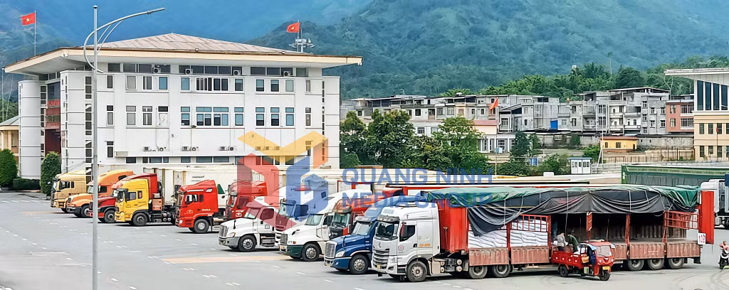 Bốc xếp hàng hoá tại cửa khẩu Bắc Phong Sinh (1-2026). Ảnh: Hữu Việt