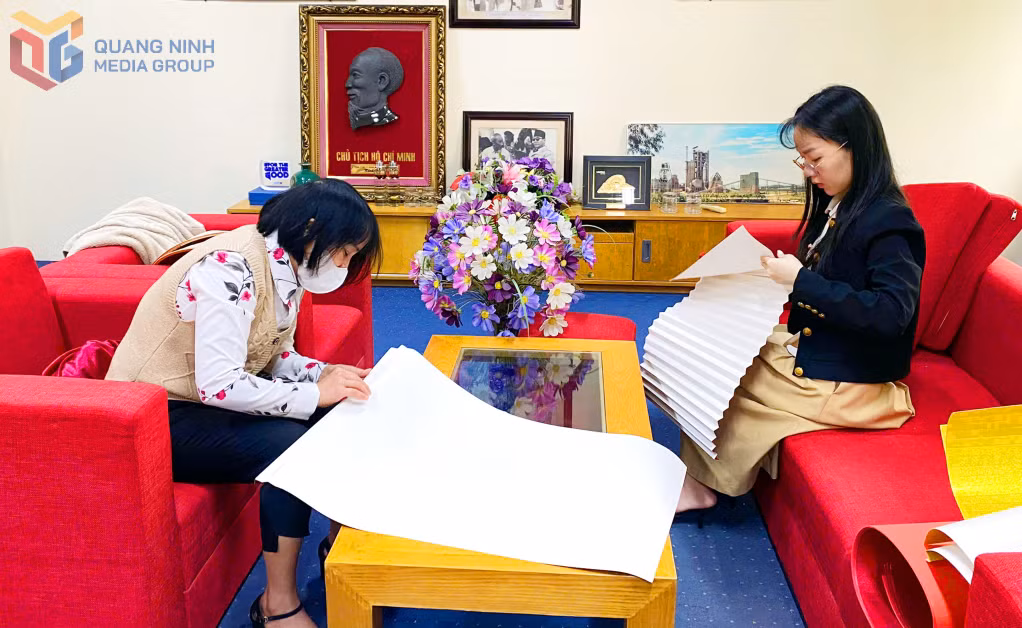 Chị Nguyễn Thị Hồng Hạnh (phường Hạ Long) cùng bạn bè, người thân cũng tiến hành trang trí Tết từ sớm bằng nhiều vật dụng mua trực tuyến.