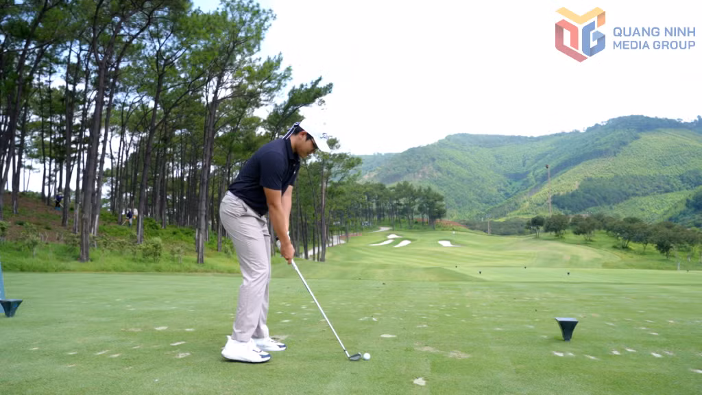 Du khách chơi golf tại sân golf Silk Path Đông Triều (phường An Sinh). Ảnh: Minh Yến