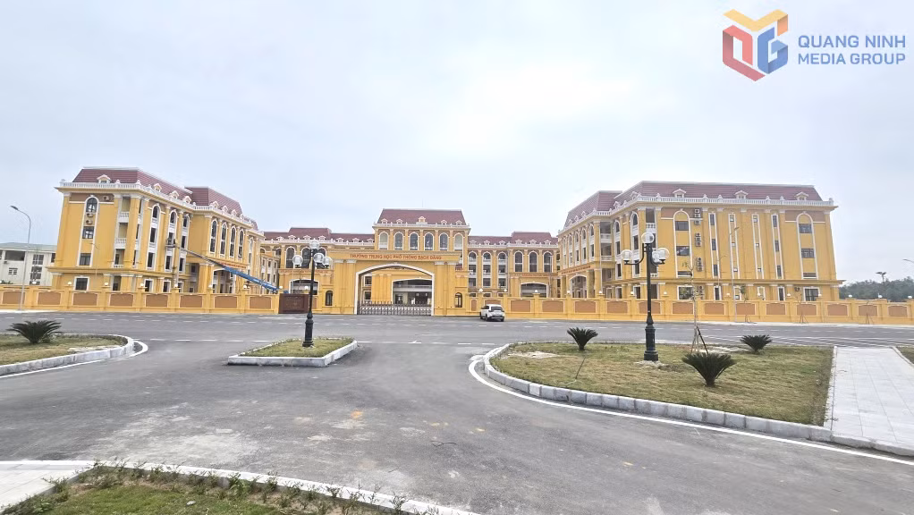 Trường THPT Bạch Đằng mới bề thế, vững chãi với kiến trúc hiện đại.