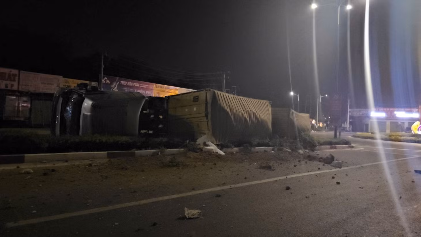 Xe container bị lật ngang khi vào vòng xoay Tân Hiệp ở TPHCM ảnh 3