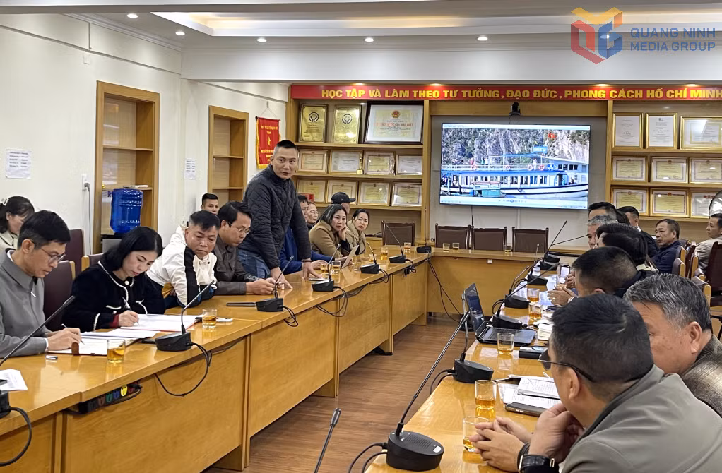 Đại diện chủ tàu du lịch phát biểu ý kiến tại buổi làm việc.