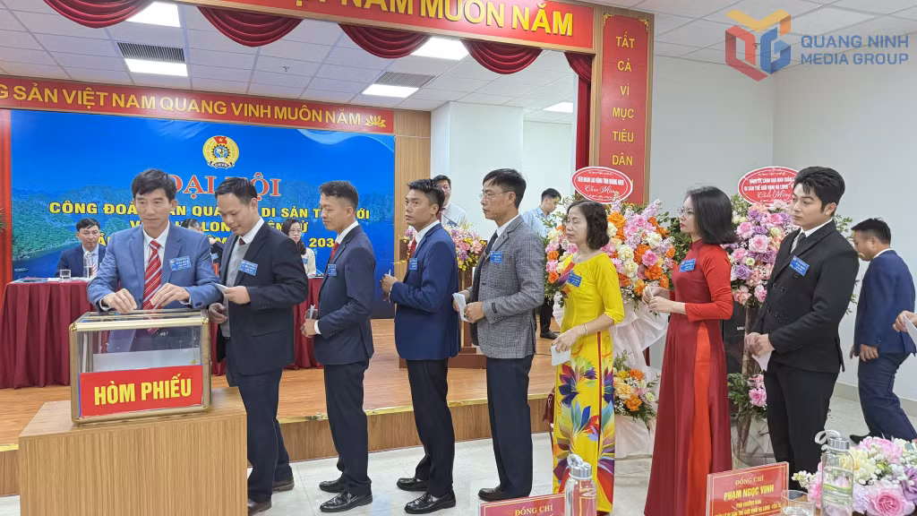 Bỏ phiếu bầu BCH Công đoàn Ban quản lý di sản thế giới Vịnh Hạ Long-Yên Tử.