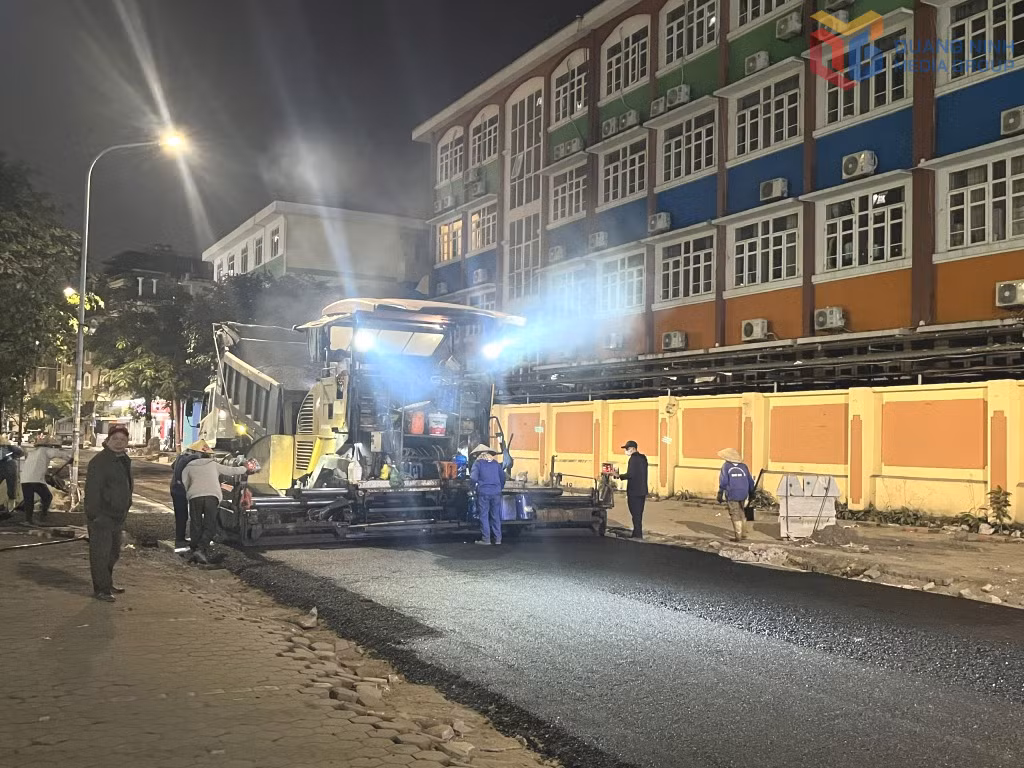 Thảm nhựa tuyến đường qua khu phố Hồng Gai 3, phường Hồng Gai - Một trong những công trình nâng cấp, chỉnh trang đô thị phấn đấu hoàn thành trước Tết Nguyên đán 2026.