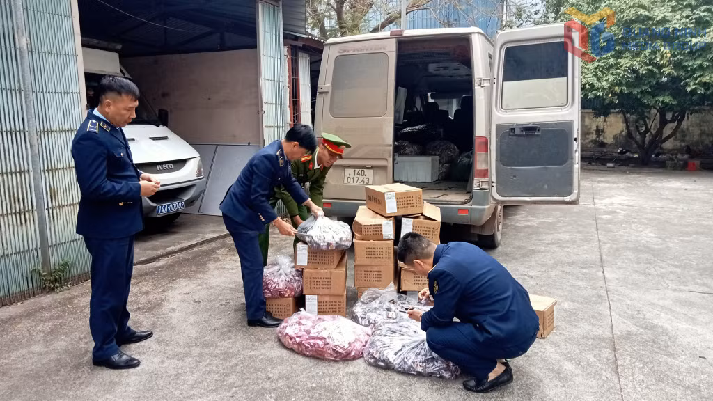 Đội QLTT số 4 phối hợp bắt giữ phương tiện vận chuyển hàng bánh kẹo không rõ nguồn gốc ngày 20/1/2026