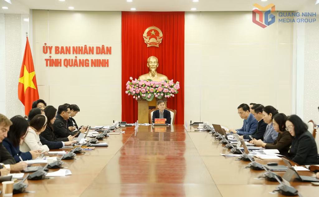 Đồng chí Bùi Văn Khắng, Phó Bí thư Tỉnh ủy, Chủ tịch UBND tỉnh chủ trì và phát biểu chỉ đạo tại hội nghị.
