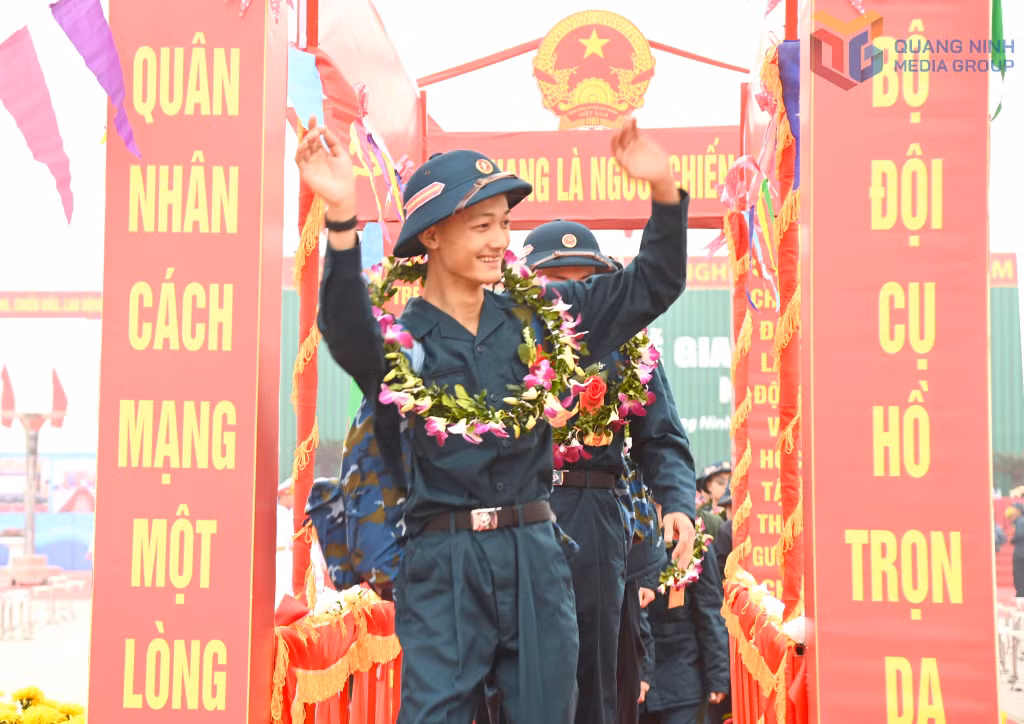 Thanh niên phấn khởi lên đường nhập ngũ năm 2025.