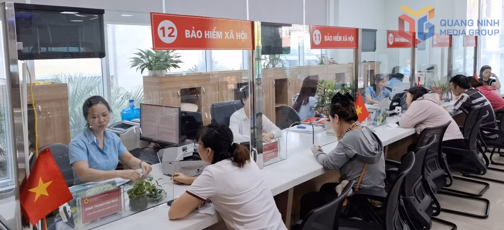 Người dân làm thủ tục giải quyết chế độ chính sách lĩnh vực BHXH, BHYT. BHTN tại Trung tâm hành chính công phường Hồng Gai.