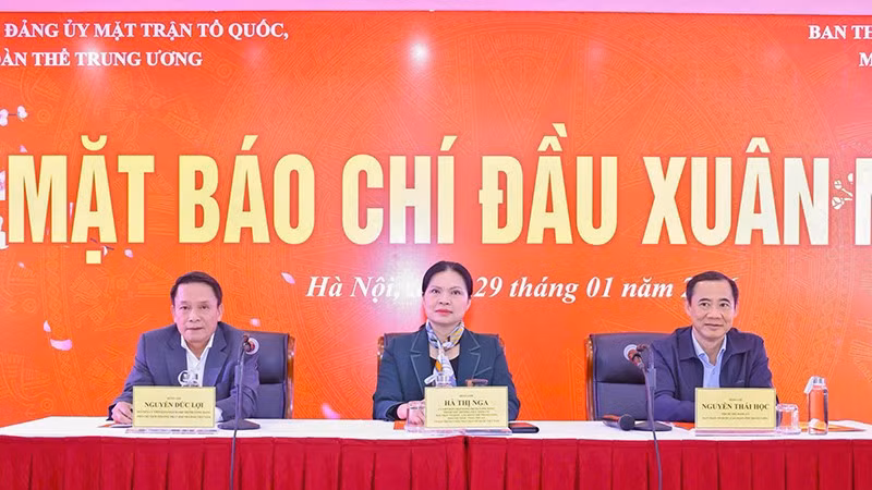 Đồng chí Hà Thị Nga (ở giữa) và các đồng chí đại diện lãnh đạo Đảng ủy Mặt trận Tổ quốc, các đoàn thể Trung ương điều hành chương trình gặp mặt báo chí.