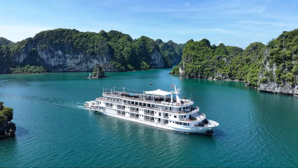 Bên cạnh Hạ Long, gia đình thăm quan vịnh Lan Hạ (Cát Bà) với Paradise Grand
