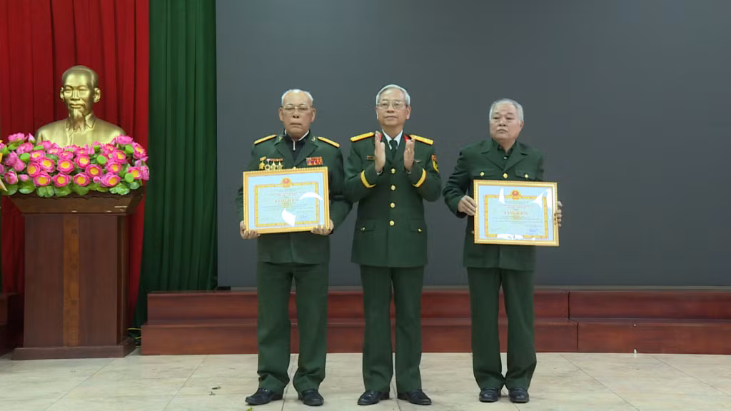 Lãnh đạo Hội Hữu nghị Việt Nam - Campuchia trao bằng khen cho tập thể, cá nhân có thành tích xuất sắc trong công tác xây dựng tổ chức và hoạt động Hội.
