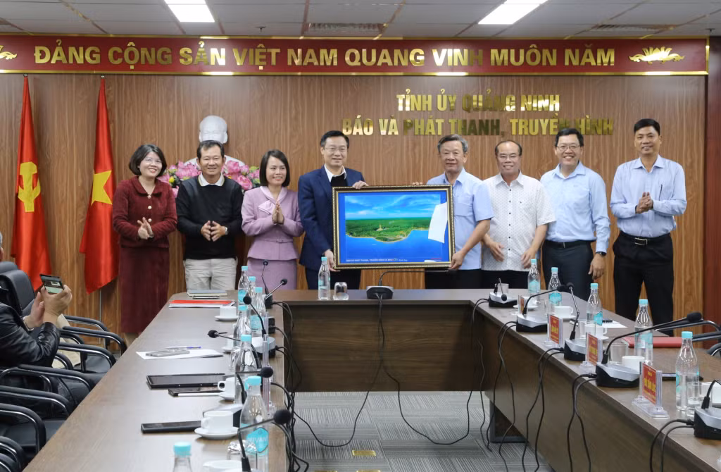 Đoàn công tác Tỉnh ủy Cà Mau tặng quà Báo và Phát thanh, Truyền hình Quảng Ninh