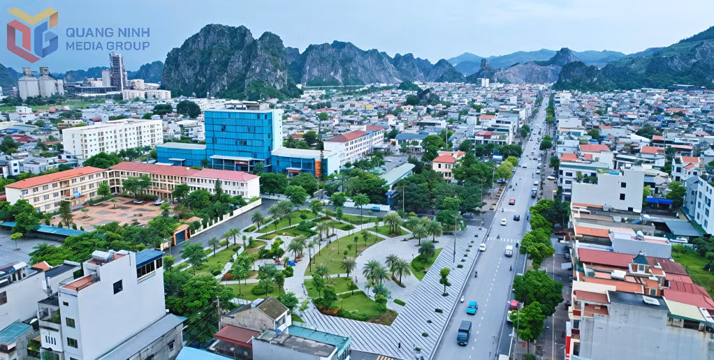 Bộ mặt đô thị khu vực trung tâm phường Quang Hanh ngày càng hiện đại, đồng bộ, sầm uất, mang dáng dấp của một trục kết nối liên vùng sôi động, phát triển.