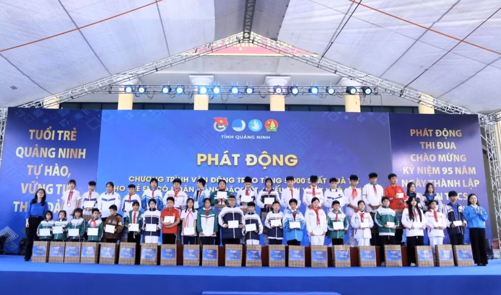 Ban Thường vụ Tỉnh Đoàn phối hợp Đoàn Thanh niên Bộ Tài chính trao tặng 65 suất quà cho thiếu nhi trên địa bàn phường Móng Cái 1 và phường Móng Cái 2.
