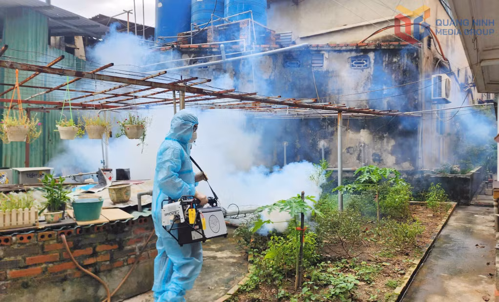 Nhân viên y tế của CDC Quảng Ninh phun hóa chất diện rộng để diệt muỗi phòng chống bệnh sốt xuất huyết tại phường Bãi Cháy.