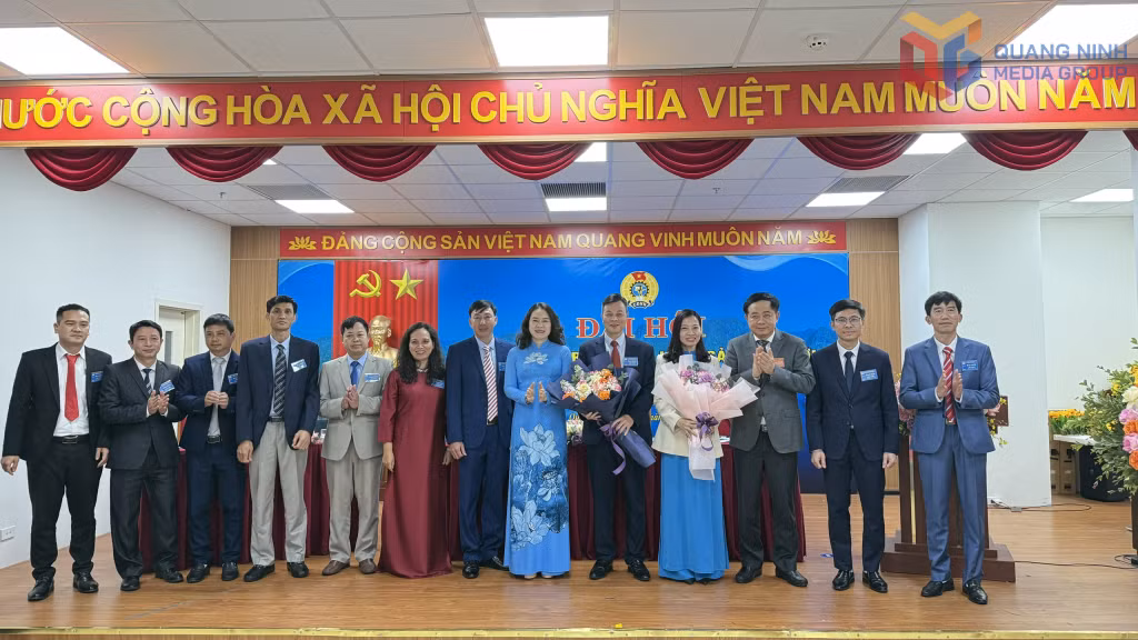 Lãnh đạo LĐLĐ tỉnh, Ban quản lý di sản thế giới Vịnh Hạ Long-Yên Tử chúc mừng BCH Công đoàn mới ra mắt.