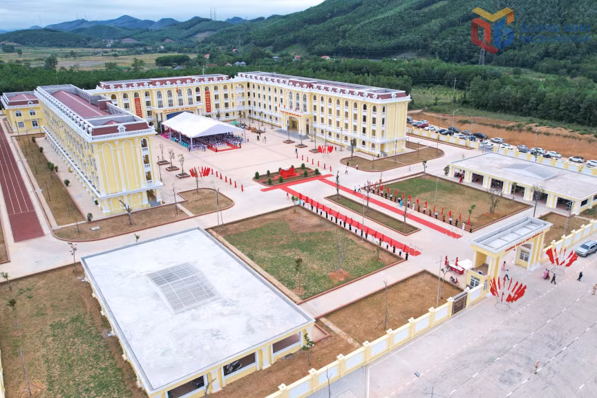 Trường THCS&amp;THPT Quảng La là công trình tạo điểm nhấn cho giáo dục vùng cao, được lựa chọn gắn biển chào mừng 60 năm Ngày thành lập tỉnh Quảng Ninh (1963-2023).