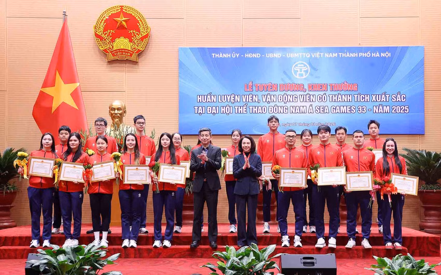 Các VĐV được tuyên dương, khen thưởng. Ảnh: Viết Thành