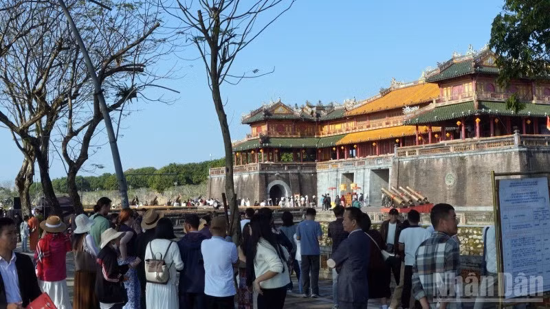 Du khách đến tham quan các di tích lịch sử ở Huế.