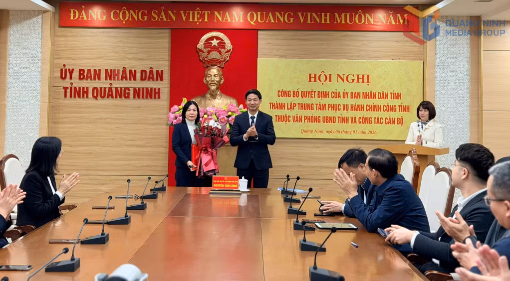Đồng chí Nguyễn Văn Công, Phó Chủ tịch UBND tỉnh trao quyết định điều động, bổ nhiệm có thời hạn bà Nguyễn Hải Vân giữ chức Giám đốc Trung tâm Phục vụ hành chính công tỉnh thuộc Văn phòng UBND tỉnh.