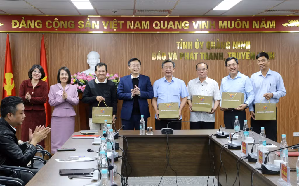 Quảng Ninh tặng quà đoàn Cà Mau