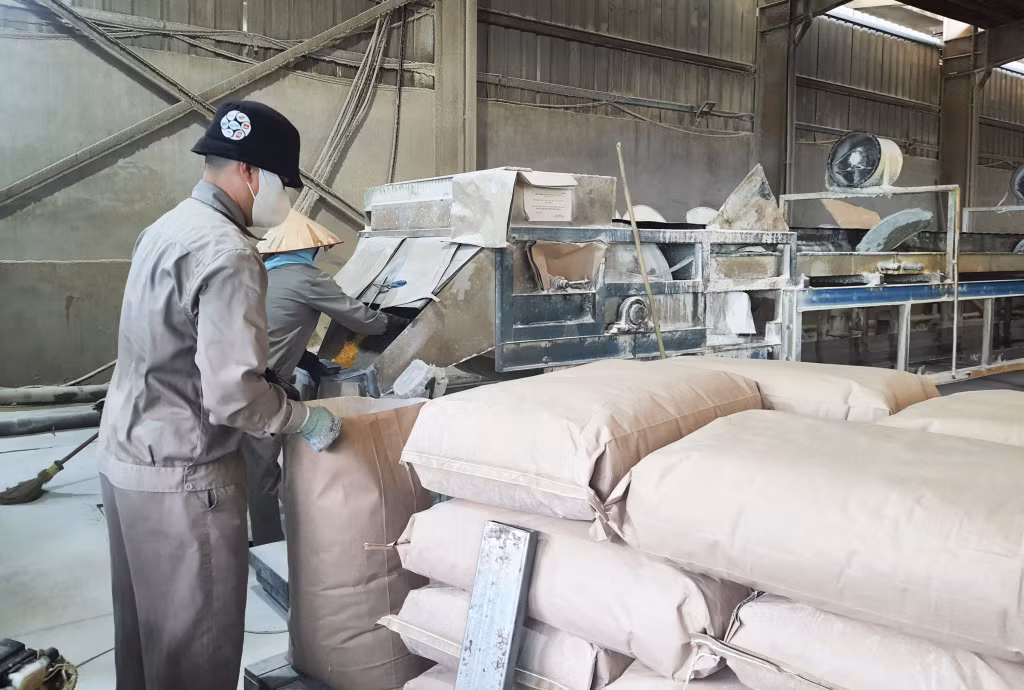 Sản xuất tùng hương tại Công ty CP Thông Quảng Ninh.